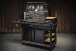 Holzpelletgrill Traeger Timberline XL INT, Schwarz | Ausstellungsstück 23 Holzpelletgrill Traeger Timberline XL INT, Schwarz | Ausstellungsstück -Camping Förderung Timberline XL 2021 Hero Angled 001 11 28679