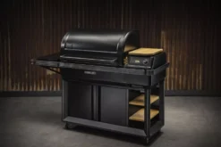 Holzpelletgrill Traeger Timberline XL INT, Schwarz | Ausstellungsstück 22 Holzpelletgrill Traeger Timberline XL INT, Schwarz | Ausstellungsstück -Camping Förderung Timberline XL 2021 Hero Angled 002 10 28679
