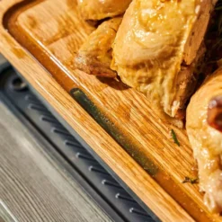 Ooni Ofenform Inklusive Schneidebrett Und Grillrost, Large -Camping Förderung knuspriges haenchen zubereiten mit ooni ofenform duragrab griffe integrierte drainagekanaele zum einfangen des bratensaftes 1000 6 27314