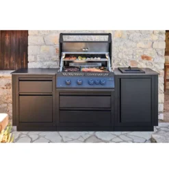 Outdoorküche Napoleon OASIS Compact 105 Mit BIG32-1 Und Einbau Sizzle Zone, Mattschwarz -Camping Förderung napoleon oasis compact 105 outdoor kitchen big32 safety glow drehregler muelleimerschrank wave edelstahlroste 1000 6 28162