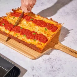 Ooni Detroit Pizzablech, Large -Camping Förderung pizza klassiker aus den usa einfach zubereiten mit ooni zubehoer edelstahlpizzablech mit deckel 1000 8 27319