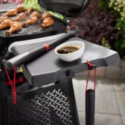 Weber Seitentisch-Set Für Gasgrill Q 1000-Serie 5 Weber Seitentisch-Set Für Gasgrill Q 1000-Serie -Camping Förderung weber seitentisch set fuer q 1000 serie mehr flaeche zum vorbereiten und servieren 1000 2 28240